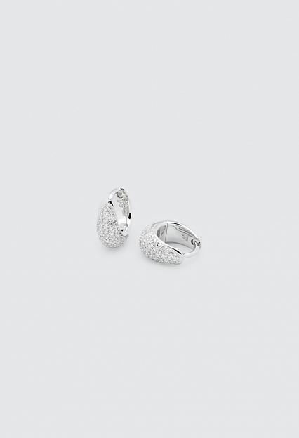 Tom Wood Ice Huggie Pave Silver øredobber dekt med Cubic Zirconia steiner.